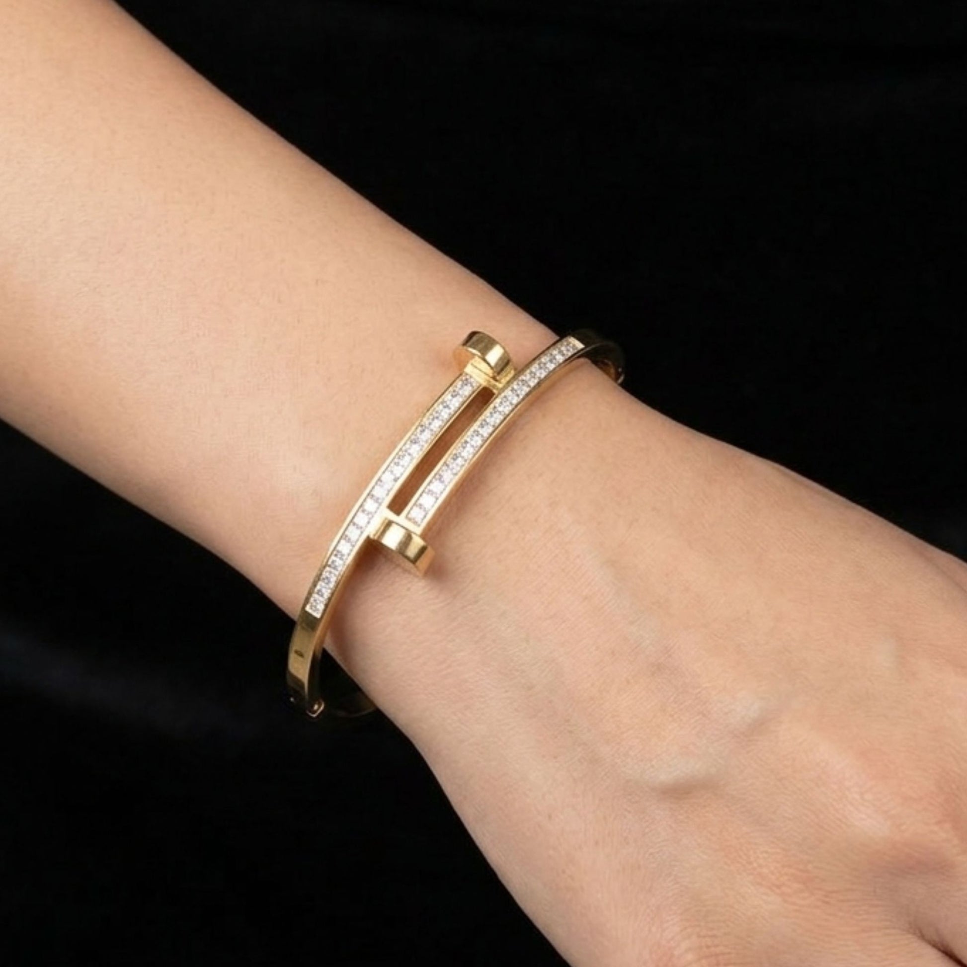 chica luciendo brazalete chapado oro dorado mujer diseño joyeria osnor