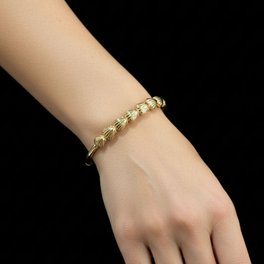 chica luciendo pulsera acero dorado chapado diseño joyeria osnor