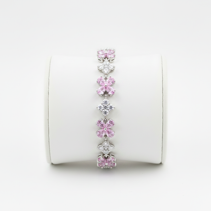 Brazalete rosa en expositor blanco