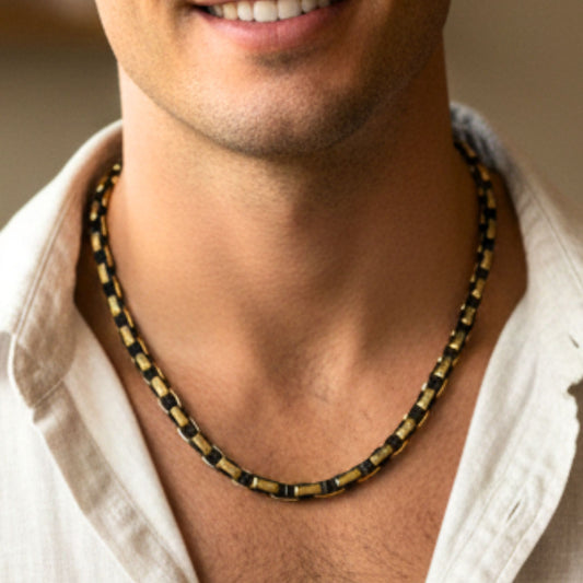 Chico luciendo collar acero inoxidable dorado y negro bicolor unisex diseño joyería osnor 