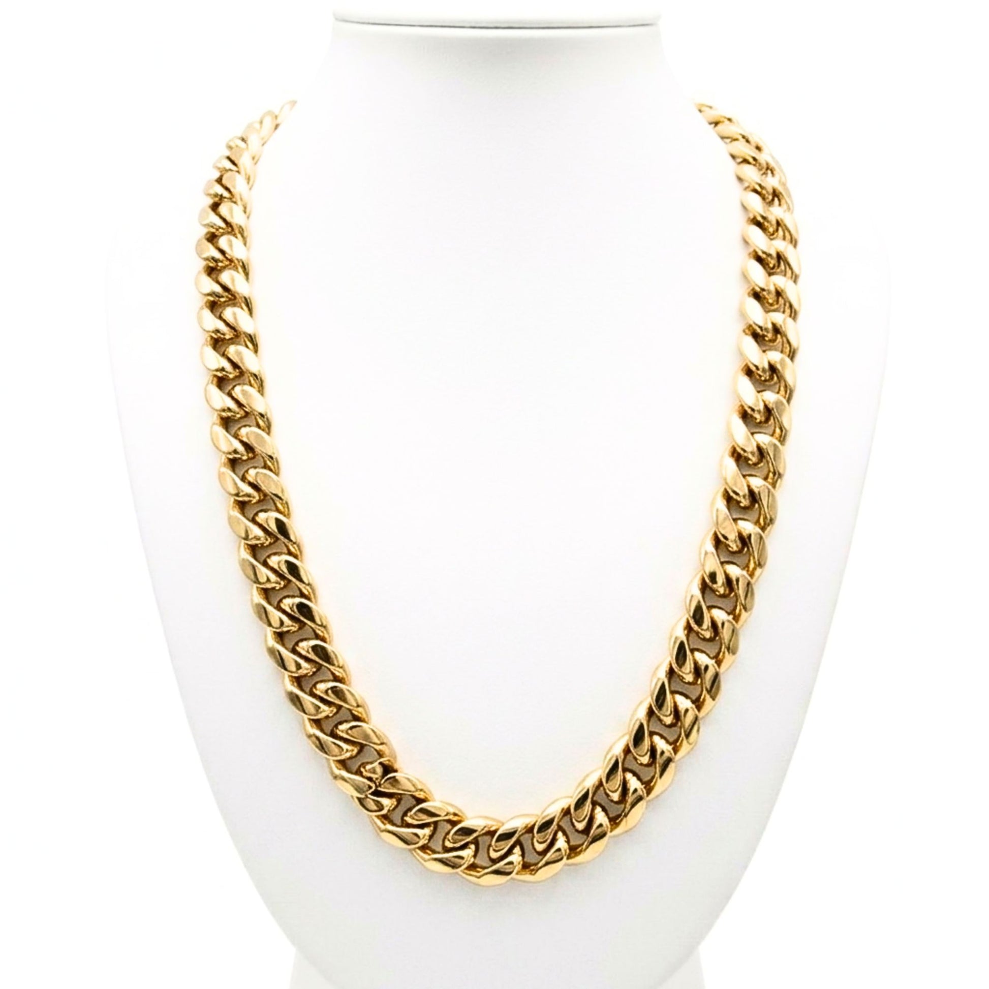 Chico luciendo collar acero inoxidable dorado chapado oro diseño joyería osnor 