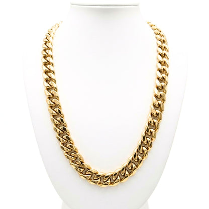 Chico luciendo collar acero inoxidable dorado chapado oro diseño joyería osnor 