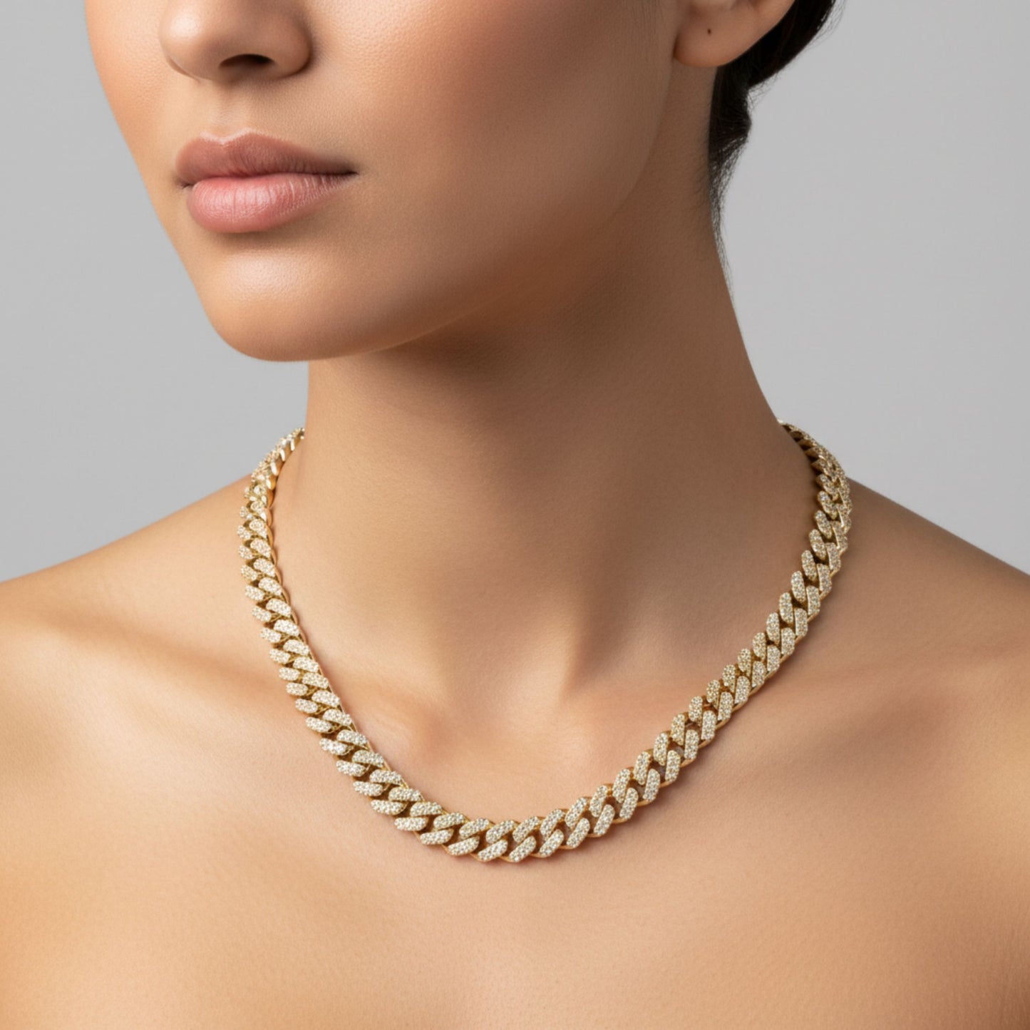 Chica luciendo Cadena Acero inoxidable dorado chapado oro 14ktes circonitas blancas engastadas diseño joyería osnor moda moderno elegante boda fiesta fashion glamour lujo elegante diario boda. Joyeria Osnor