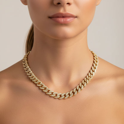 Mujer luciendo Cadena collar acero inoxidable dorado chapado oro 14ktes circonitas blancas engastadas diseño joyería osnor moda moderno elegante boda fiesta fashion glamour lujo. Joyeria Osnor