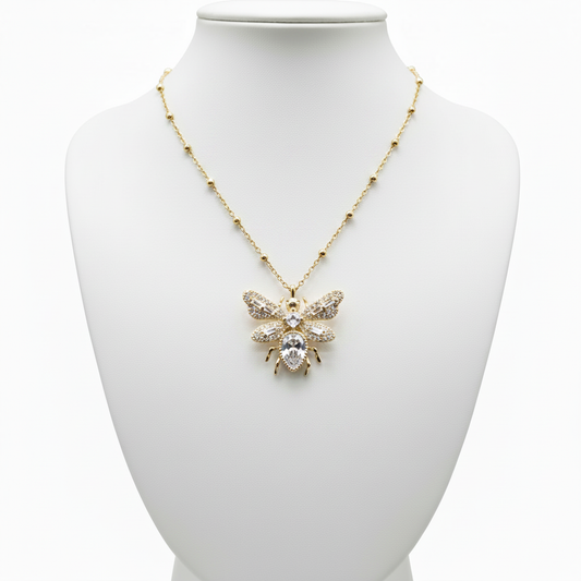 Collar abeja en expositor blanco
