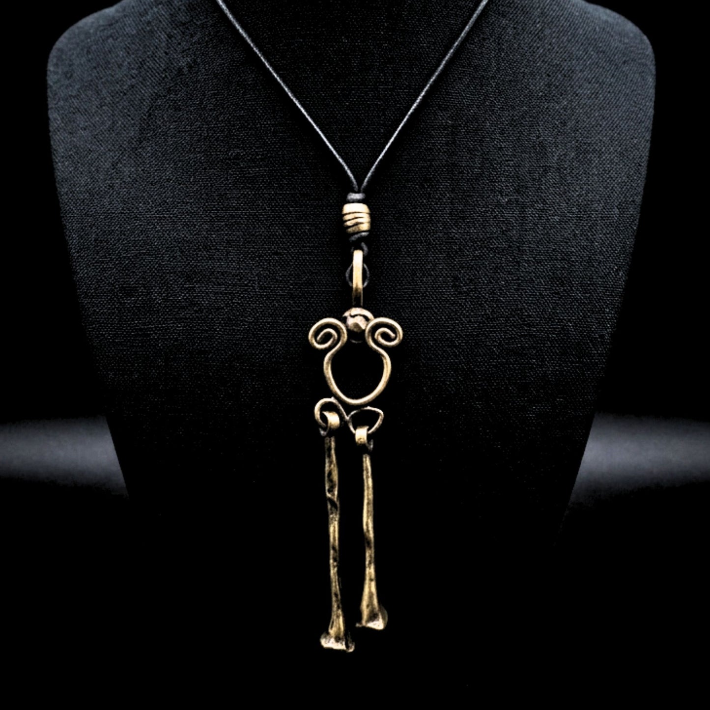 collar de bronce y piel largo escultura joyeria osnor zamak
