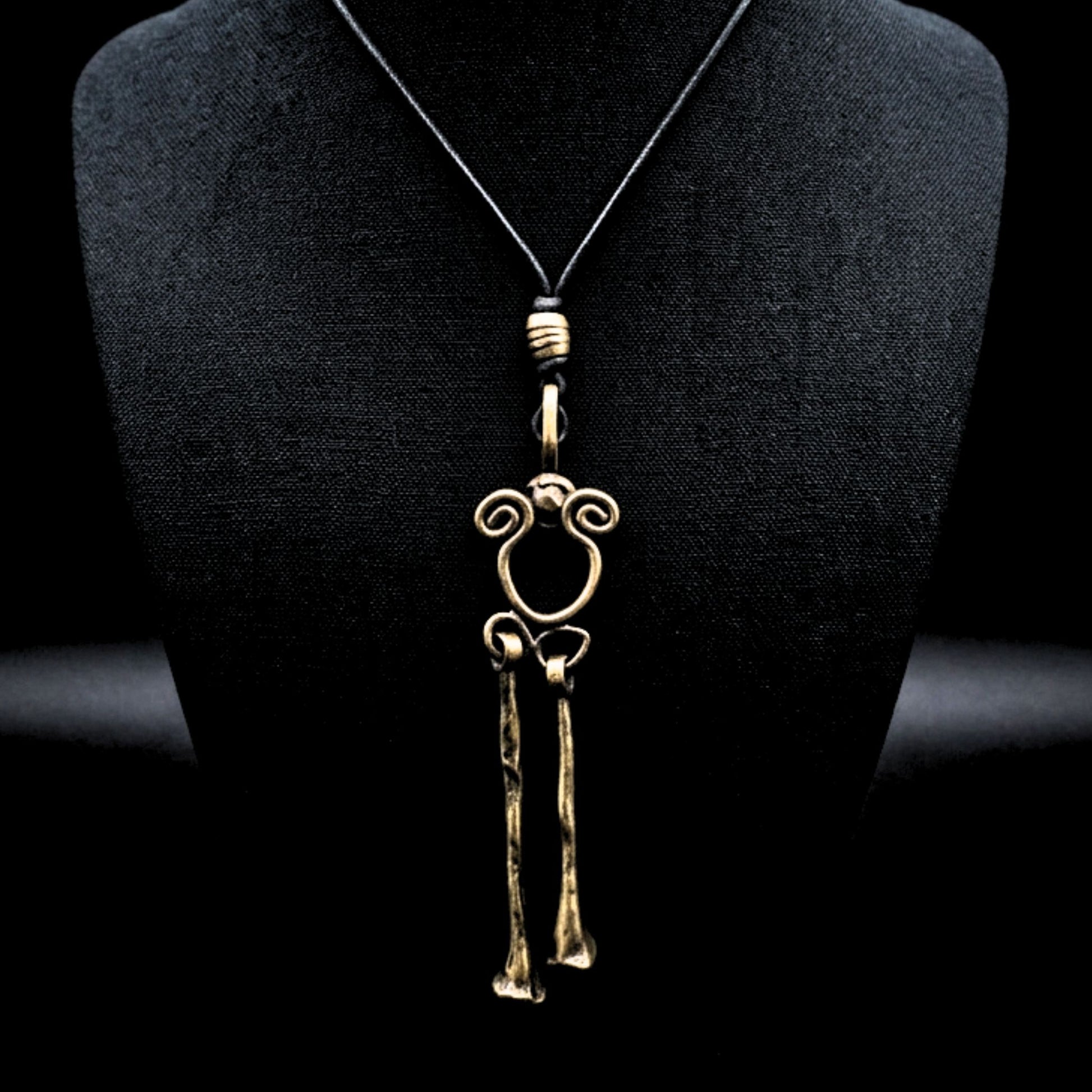 collar de bronce y piel largo escultura joyeria osnor zamak