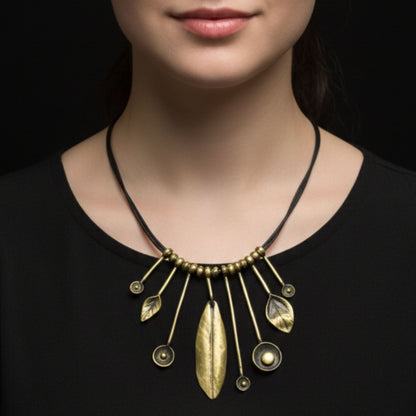 Chica luciendo Collar de bronce y piel negra dseño de joyería Osnor 