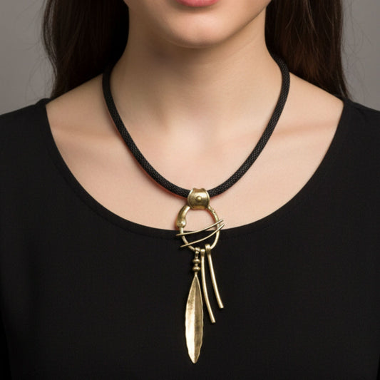 Chica luciendo collar de bronce con cadena de rejillas negras diseño de joyería Osnor unisex