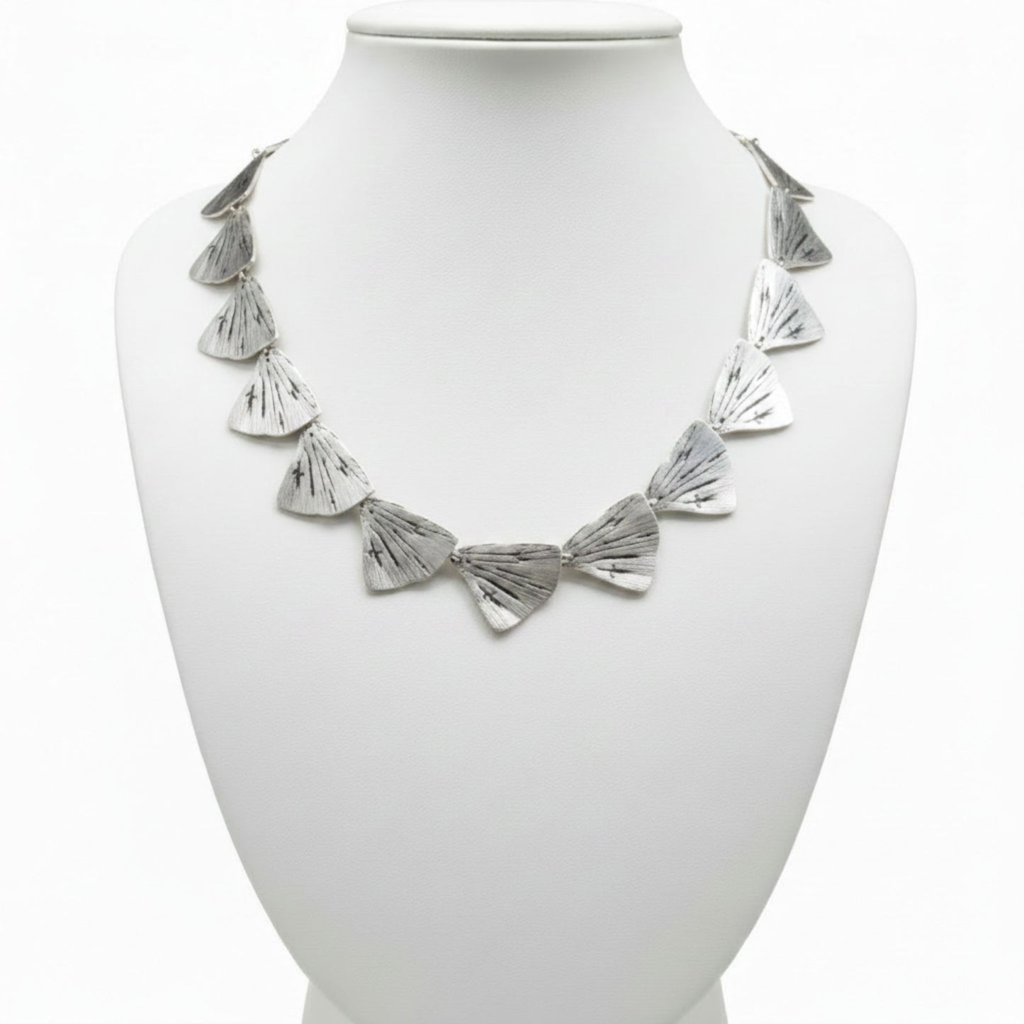 Collar Zamak Cola de Sirena Eslabones Triangulares Plateados con Relieve joyeria osnor amak