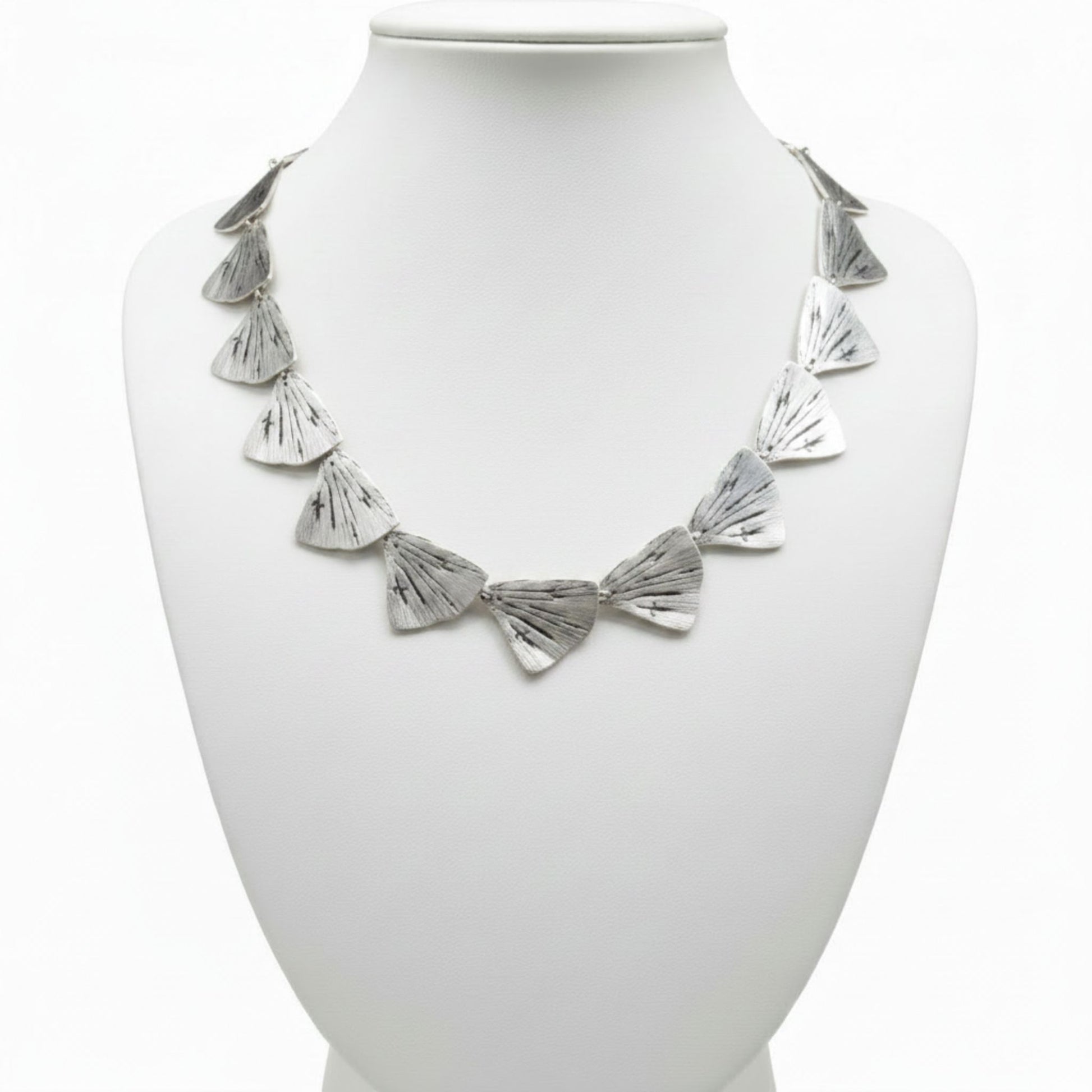 Collar Zamak Cola de Sirena Eslabones Triangulares Plateados con Relieve joyeria osnor amak