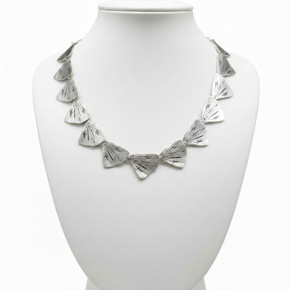 Collar Zamak Cola de Sirena Eslabones Triangulares Plateados con Relieve joyeria osnor amak