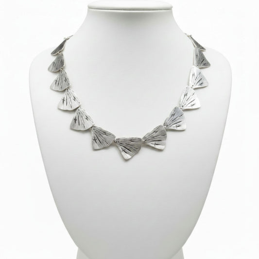 Collar Zamak Cola de Sirena Eslabones Triangulares Plateados con Relieve joyeria osnor amak