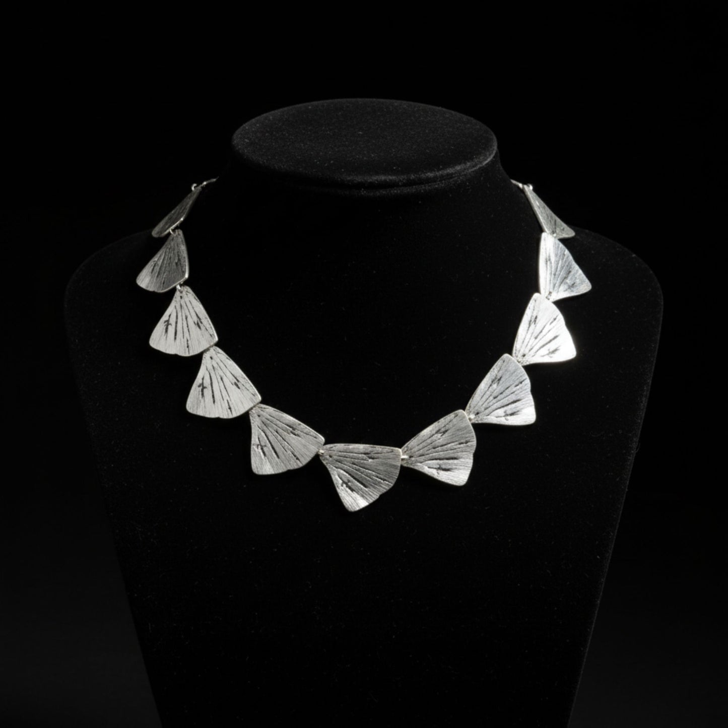 Collar Zamak Cola de Sirena Eslabones Triangulares Plateados con Relieve joyeria osnor amak