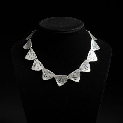 Collar Zamak Cola de Sirena Eslabones Triangulares Plateados con Relieve joyeria osnor amak