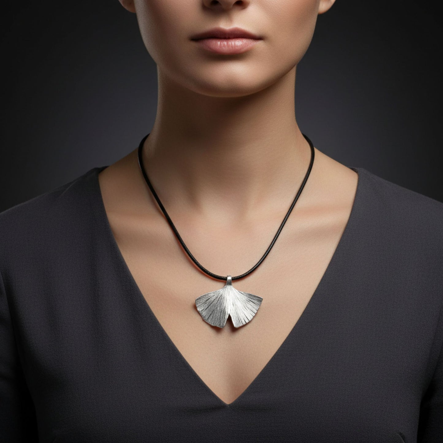 chica luciendo collar cola sirena de zamak unisex joyeria osnor zamak