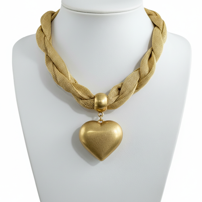 Collar corazón dorado en expositor blanco acero chapado oro