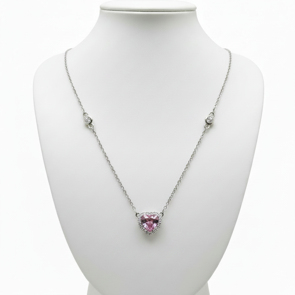 Collar corazón rosa en expositor blanco