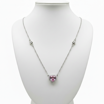 Collar corazón rosa en expositor blanco
