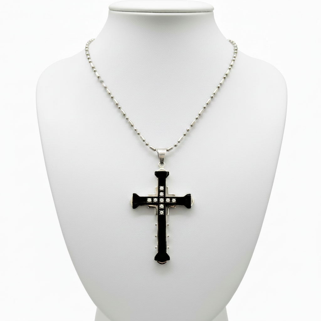 Collar cruz en expositor blanco