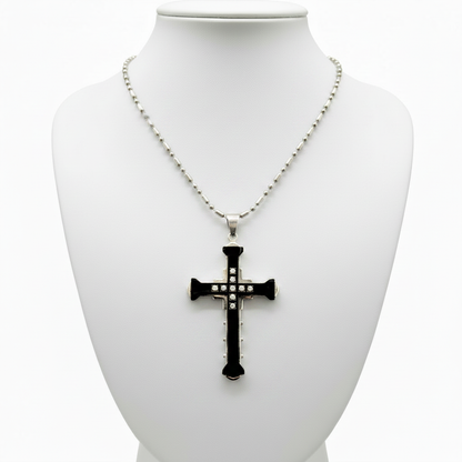 Collar cruz en expositor blanco