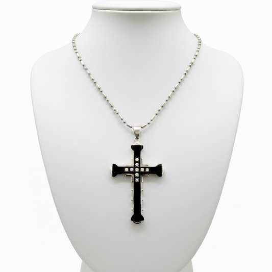 Collar cruz en expositor blanco