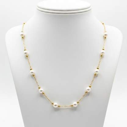 Collar de perlas en expositor blanco en acero dorado tipo gargantilla perlas diseño joyeria osnor