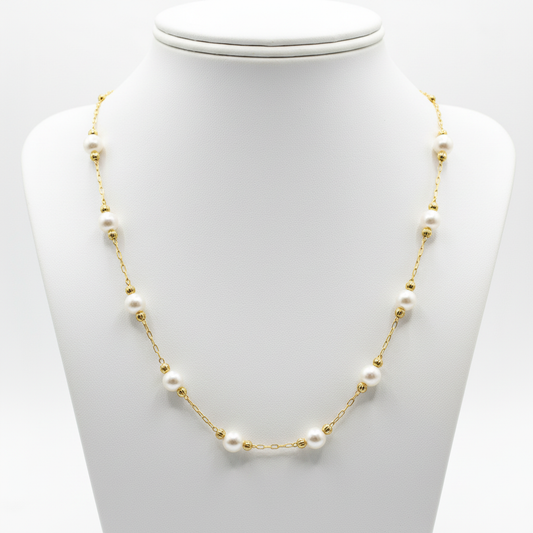 Collar de perlas en expositor blanco en acero dorado tipo gargantilla perlas diseño joyeria osnor