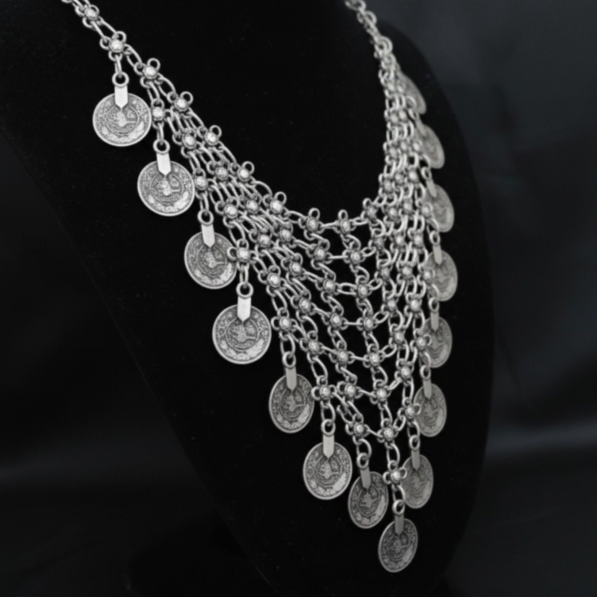 Collar de zamak hipoalergénico con monedas vista lateral - detalle de las cadenas y monedas colgantes en ángulo 45 grados
