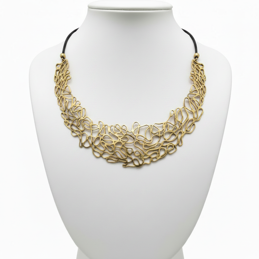 Collar dorado en expositor blanco