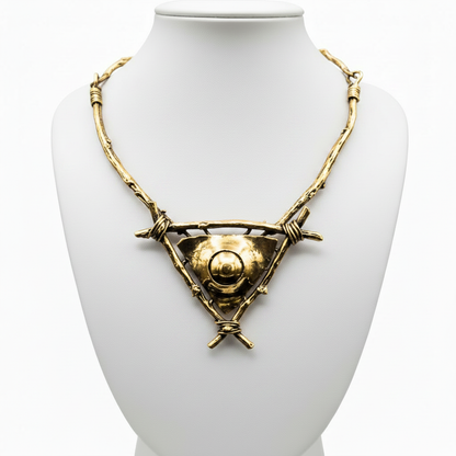 Collar dorado sobre expositor blanco