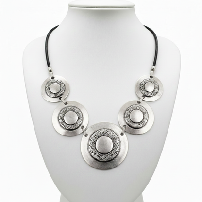 Collar en expositor blanco con fondo blanco