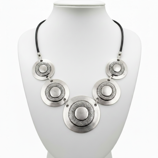 Collar en expositor blanco con fondo blanco