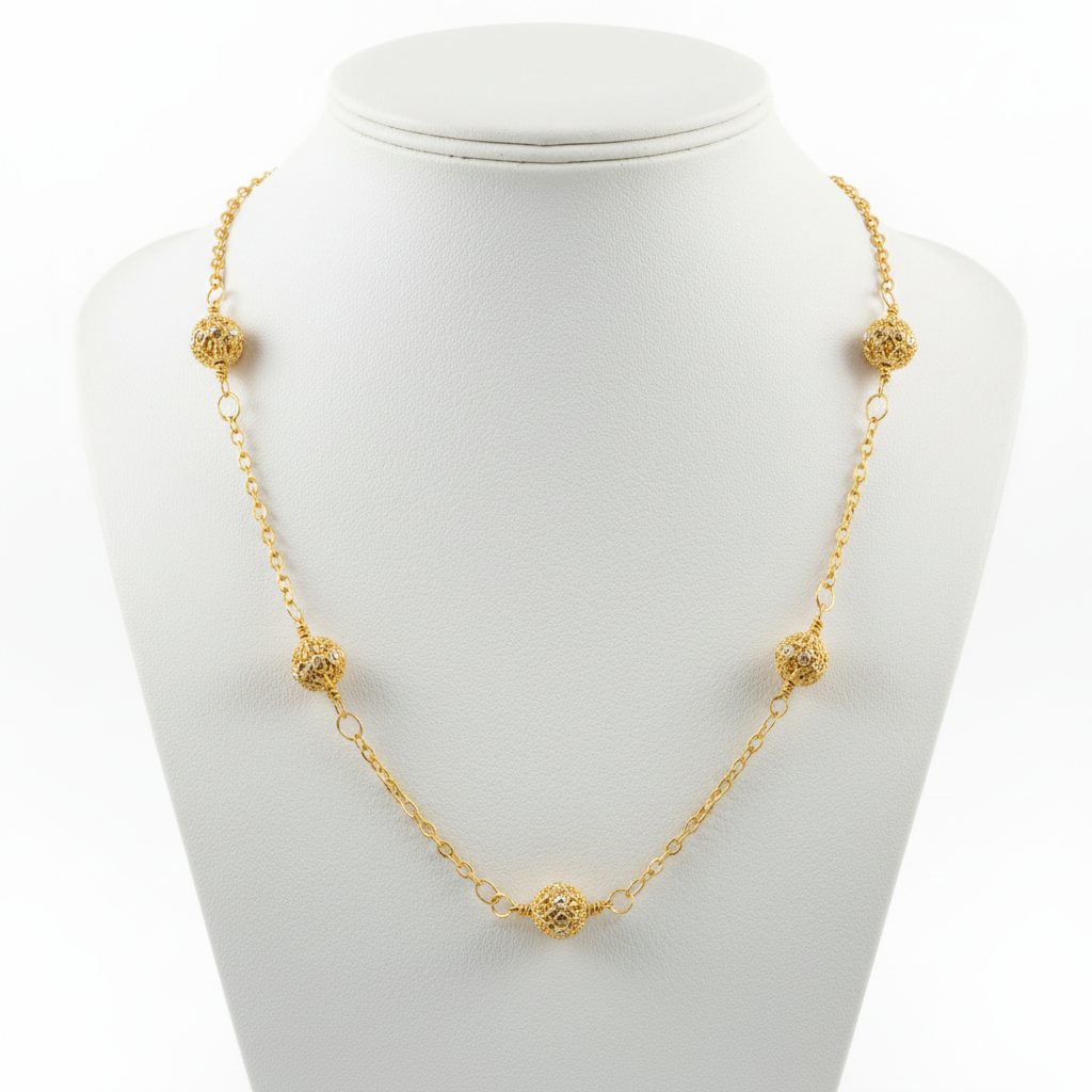 Collar en expositor blanco tipo gargantilla acero dorado diseño joyeria osnor