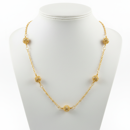 Collar en expositor blanco tipo gargantilla acero dorado diseño joyeria osnor