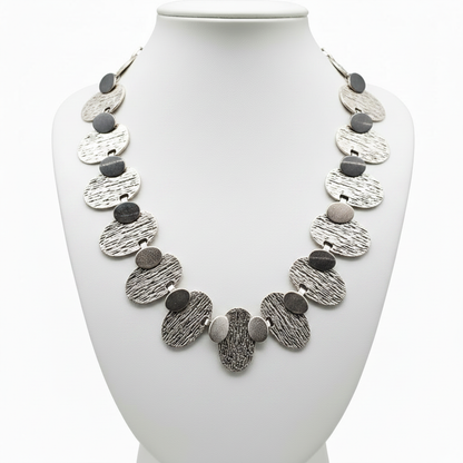 Collar en expositor blanco