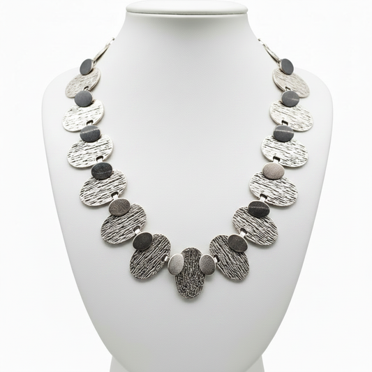 Collar en expositor blanco