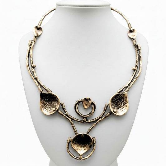 Collar en expositor blanco