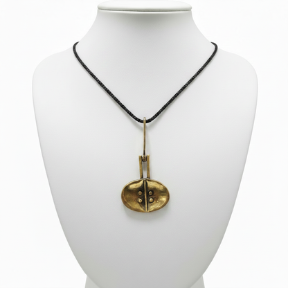 Collar en expositor blanco