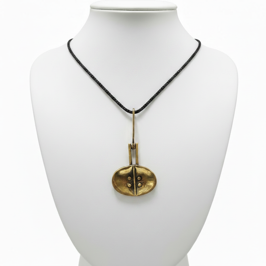 Collar en expositor blanco