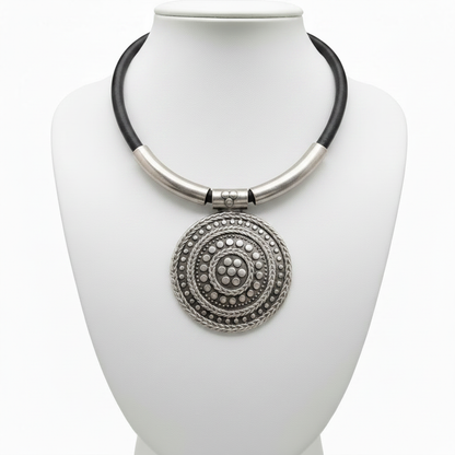 Collar en expositor blanco