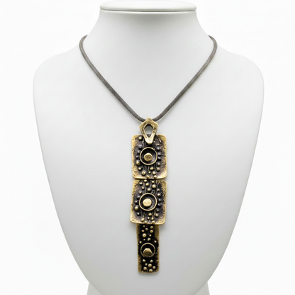 Collar en expositor blanco