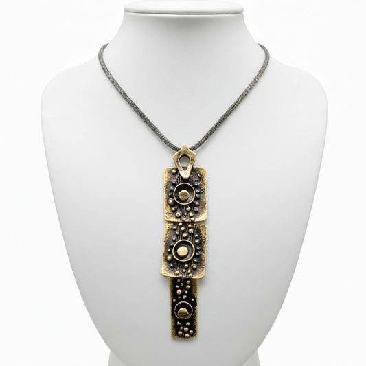Collar en expositor blanco