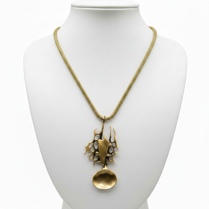 Collar en expositor blanco