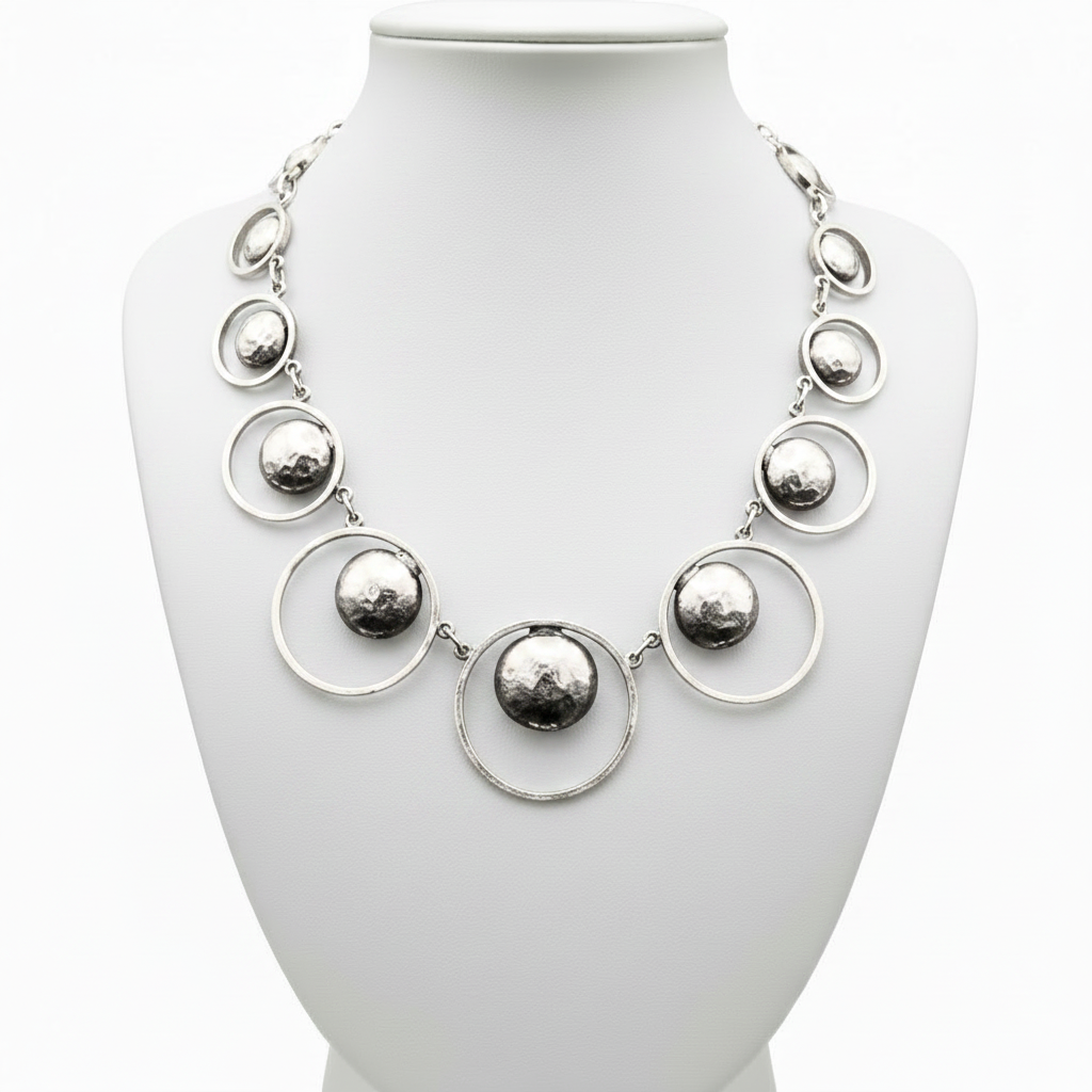 Collar en expositor blanco