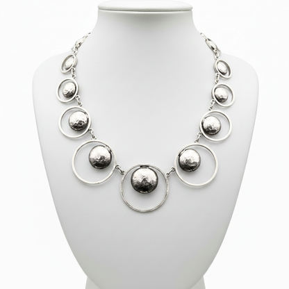 Collar en expositor blanco