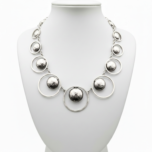 Collar en expositor blanco