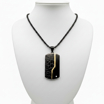 Collar en expositor blanco