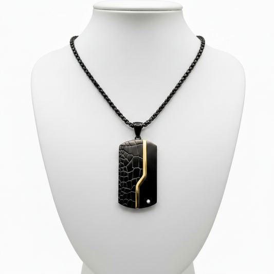 Collar en expositor blanco