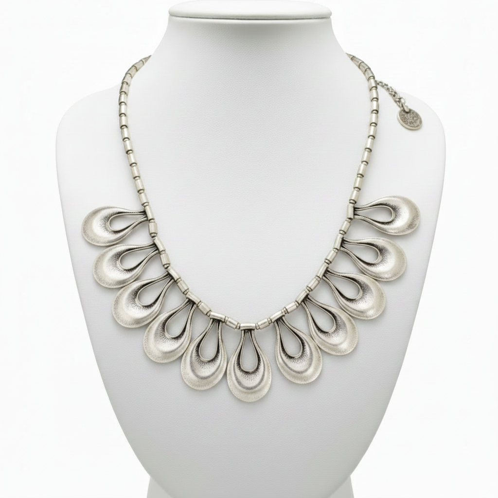 Collar en expositor blanco